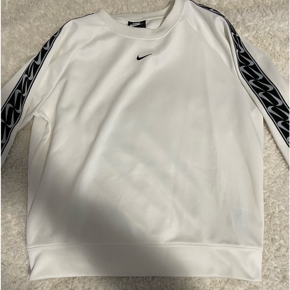 Nike Tops - ❤️‍🔥3/$30❤️‍🔥 White Nike Logo Crewneck